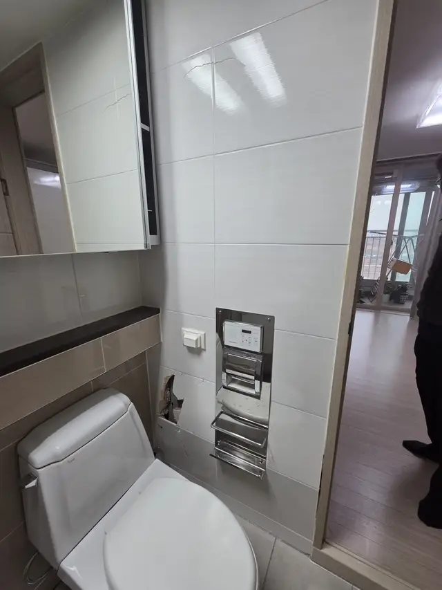 변기 옆 벽면 타일 파손 부분보수 시공 전 사진